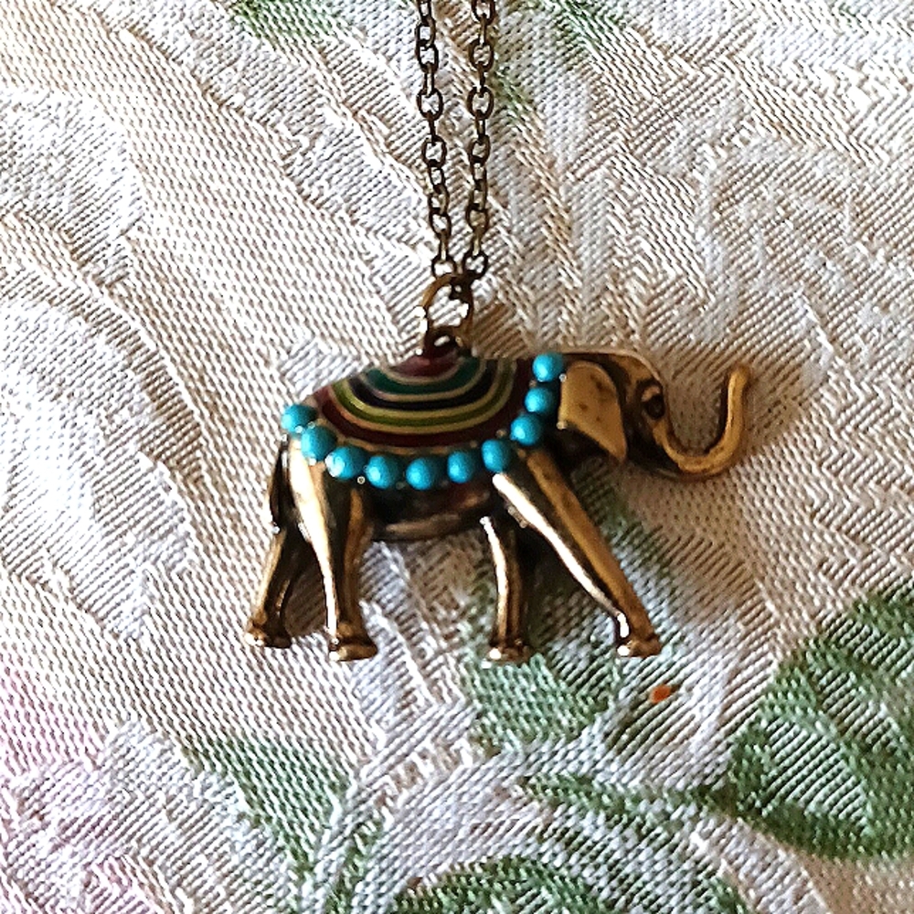 Sweet NWOT Trunk up Elephant charm Pendant necklace